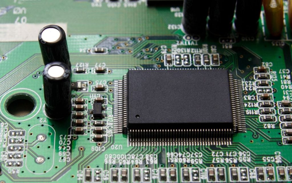 SMD или DIP: какой тип монтажа выбрать для вашего проекта?